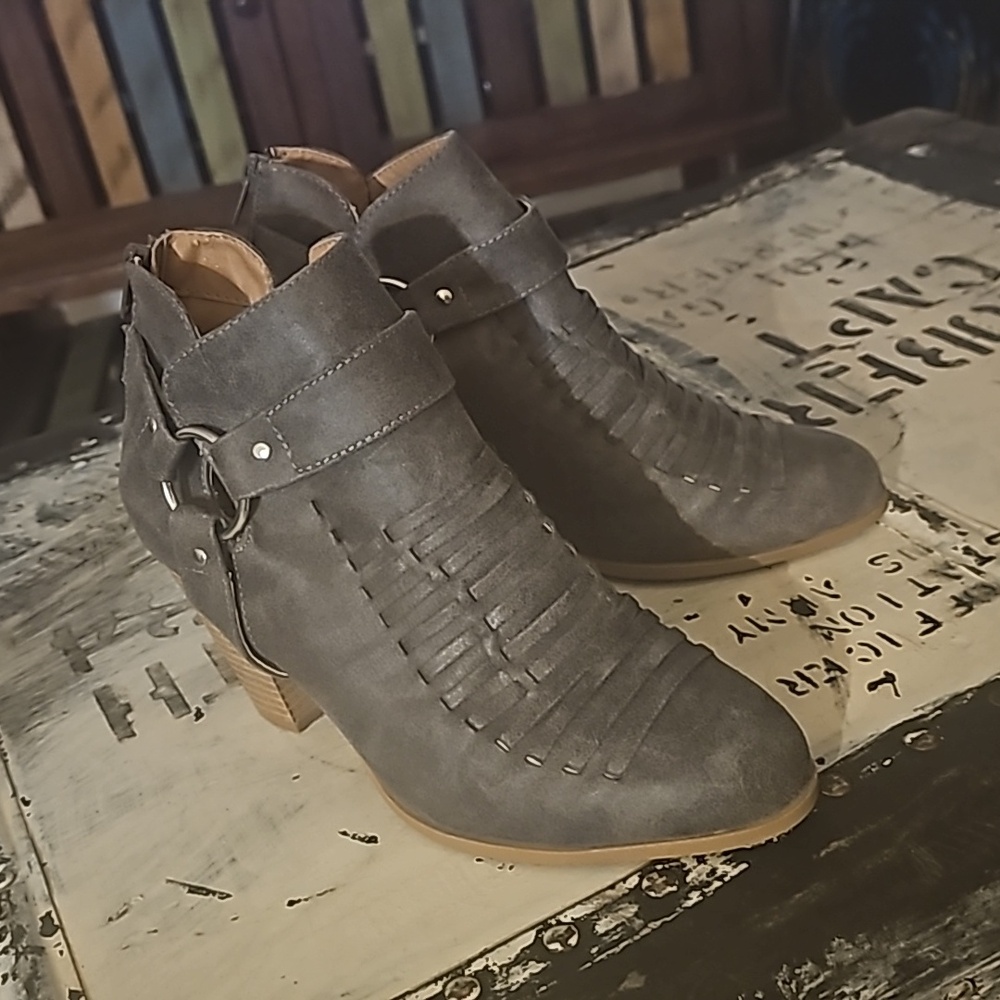 NWT QUPID GRAY SUEDE ANKLE BOOTS 8.5